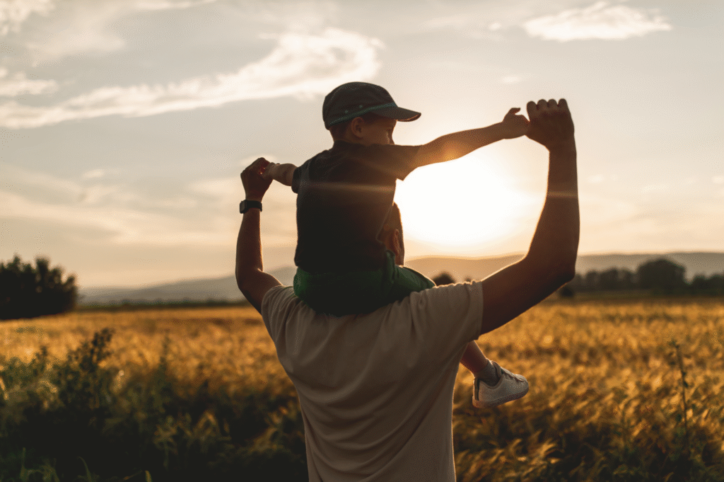 Förälder och barn i utomhusmiljö - illustrativ bild som symboliserar trygghet och stöd